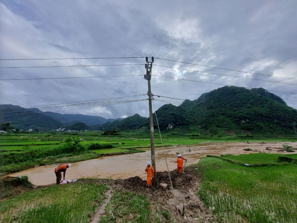Tin truyền hình: Công ty Điện lực Sơn La khôi phục cấp điện trở lại